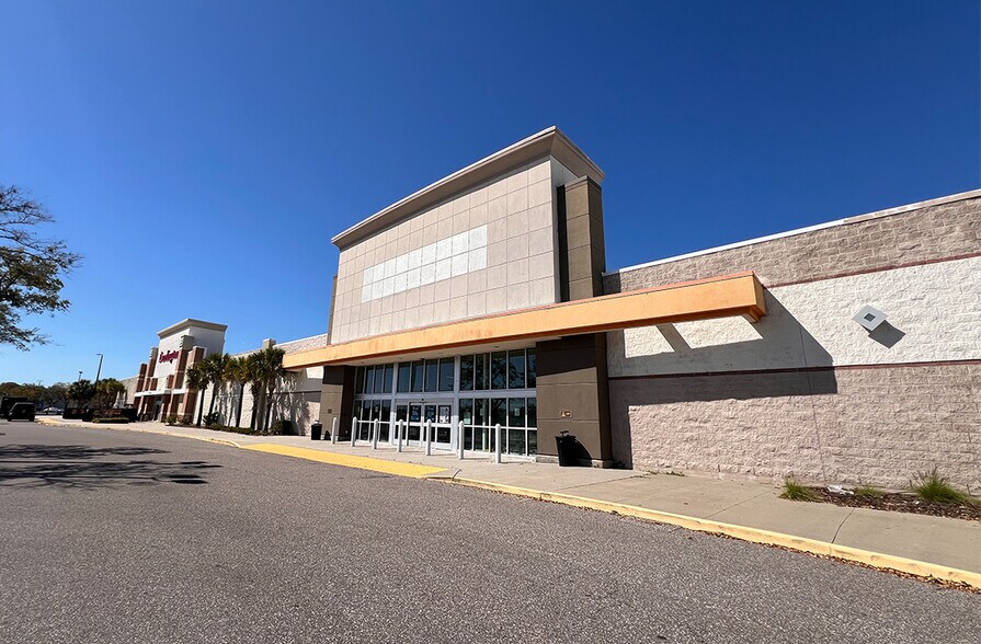 More Photos Of 6401 Tacoma Dr, Port Richey Department Store For Lease