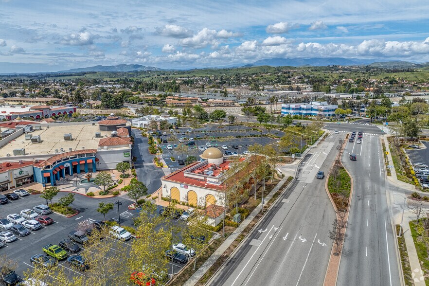 More Photos Of 716-766 New Los Angeles Ave, Moorpark Supermarket For Lease