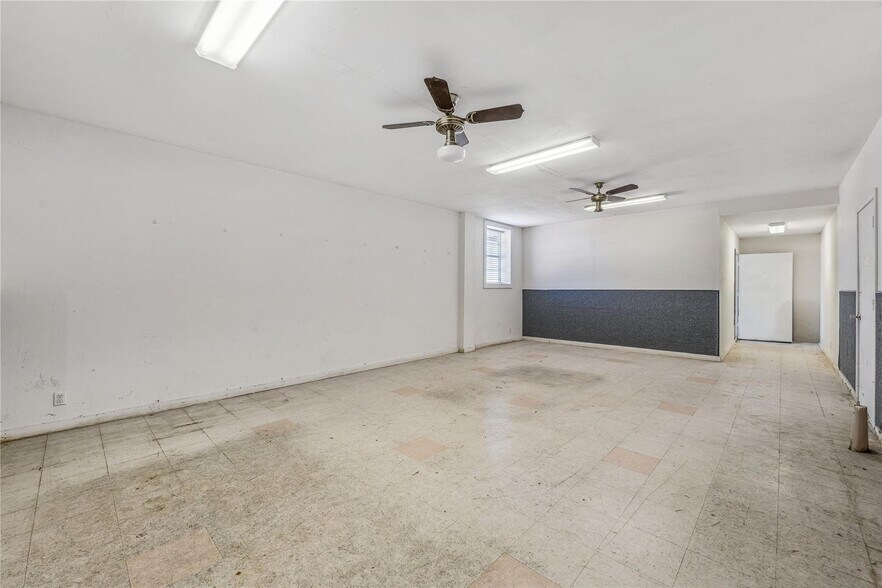 More Photos Of 1497 W Highway 67, Glen Rose Flex For Lease