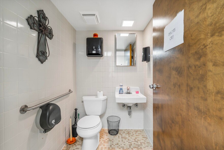 More Photos Of 428 Hospital Drive, Columbus Medical For Sale