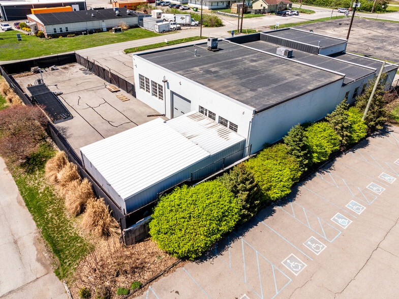 More Photos Of 5513 N Oxford St, Indianapolis Showroom For Lease