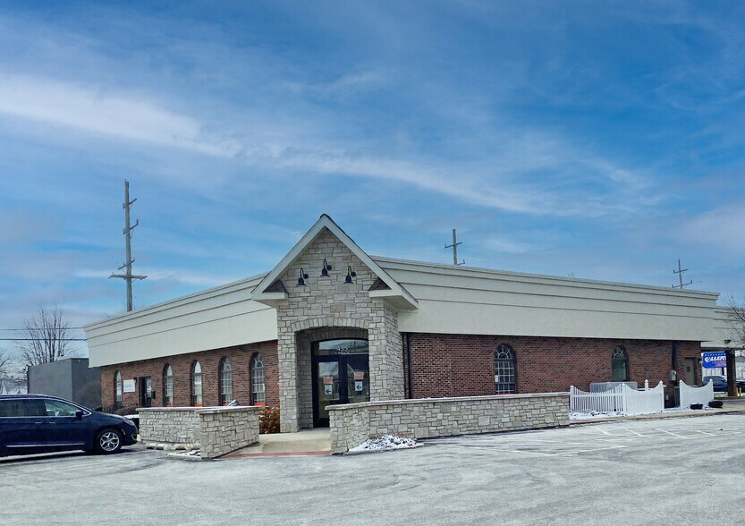 More Photos Of 435 E North St, Bradley Bank For Lease