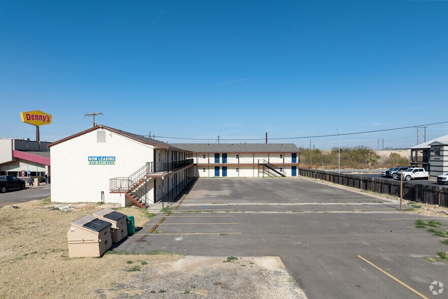 More Photos Of 1712 E 3rd St, Big Spring Apartments For Sale