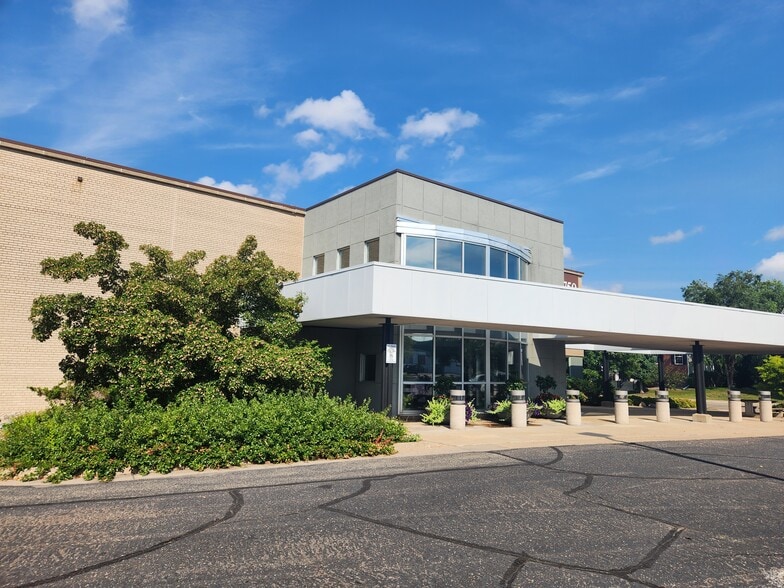 More Photos Of 125-175 Jackson Ave N, Hopkins Light Distribution For Lease