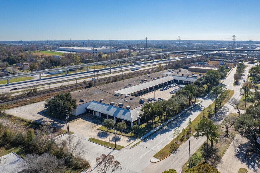More Photos Of 15534 W Hardy Rd, Houston Unknown For Lease