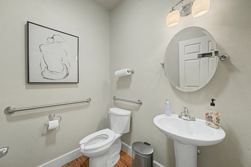 More Photos Of 1133 NW J St, Bentonville Office For Sale