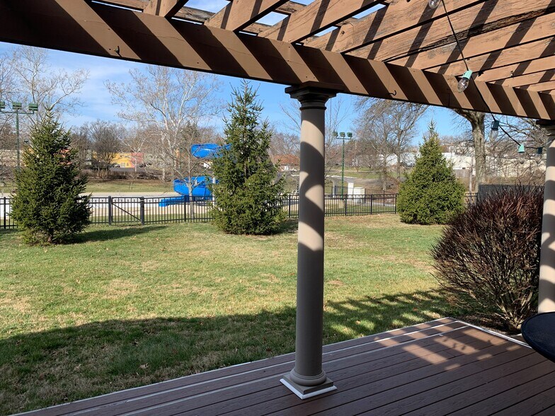 More Photos Of 10 Enfield St, Cincinnati Freestanding For Lease