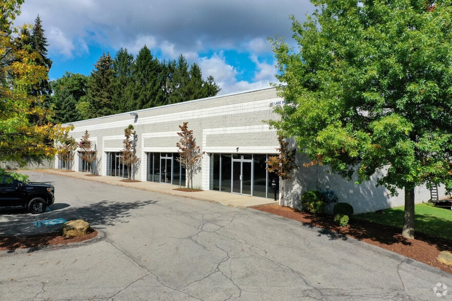 More Photos Of 145 Lake Dr, Wexford Showroom For Lease
