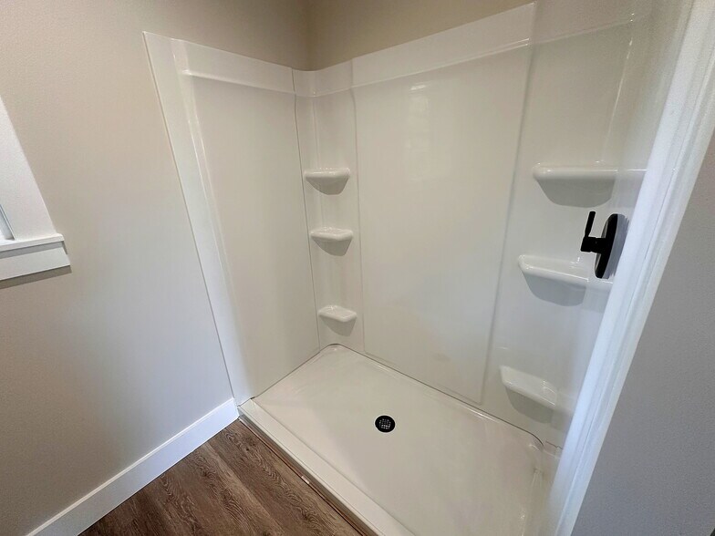 More Photos Of 5735 Fallston Rd, Lawndale Flex For Sale