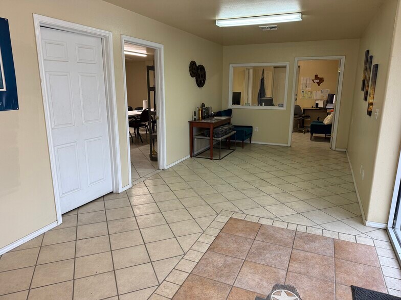 More Photos Of 115 Wyoming Blvd, Pleasanton Warehouse For Lease
