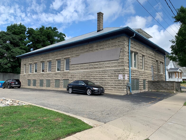 Primary Photo Of 17 Seward Ave NW, Grand Rapids Medical For Lease