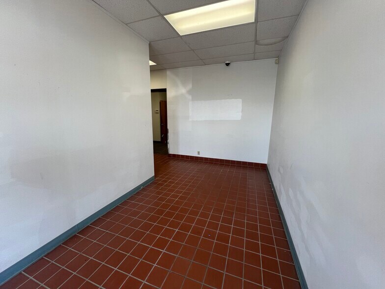 More Photos Of 2305 W Altorfer Rd, Peoria Light Manufacturing For Lease