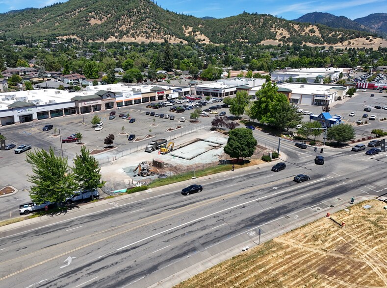 More Photos Of 1000 NE E St, Grants Pass Bank For Sale