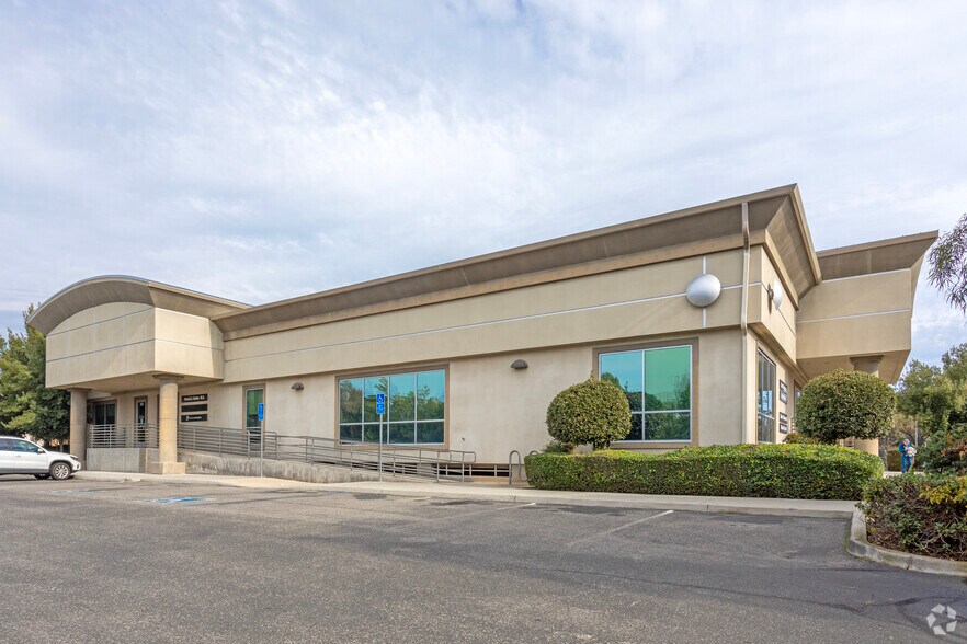 Primary Photo Of 1275 E Spruce Ave, Fresno Medical For Lease