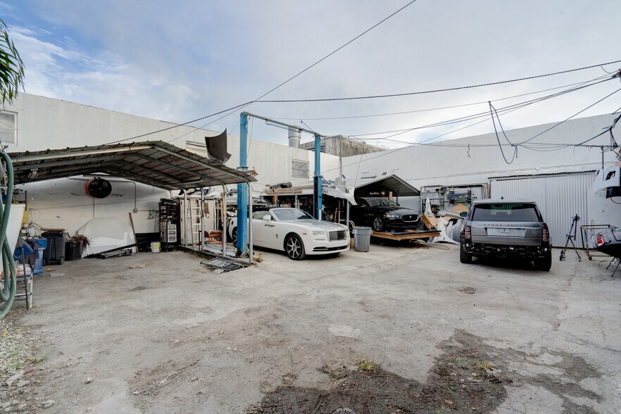 More Photos Of 205 N Dixie Hwy, Hallandale Beach Service For Sale