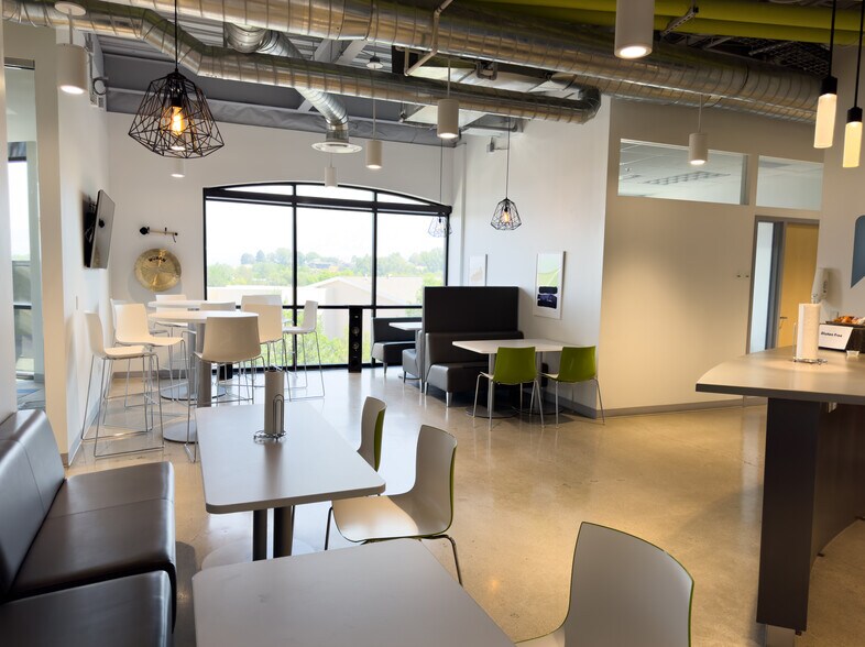 More Photos Of 7440 S Creek Rd, Sandy Office For Lease