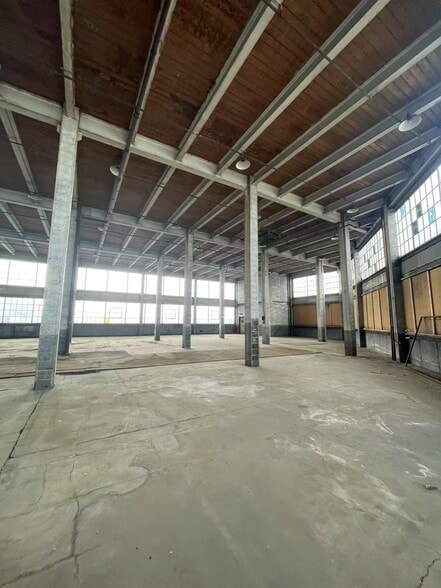 More Photos Of 246-250 E Fourth St, Mansfield Distribution For Sale