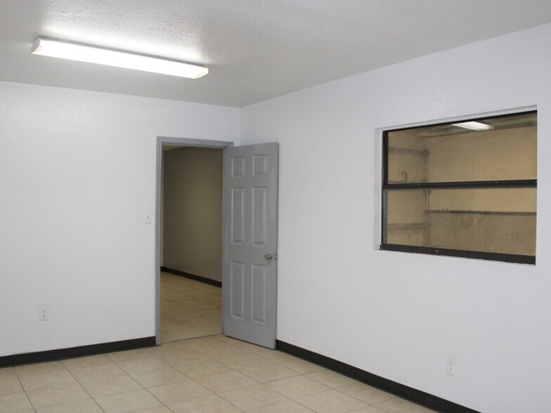 More Photos Of 13215 N Nebraska Ave, Tampa Warehouse For Lease