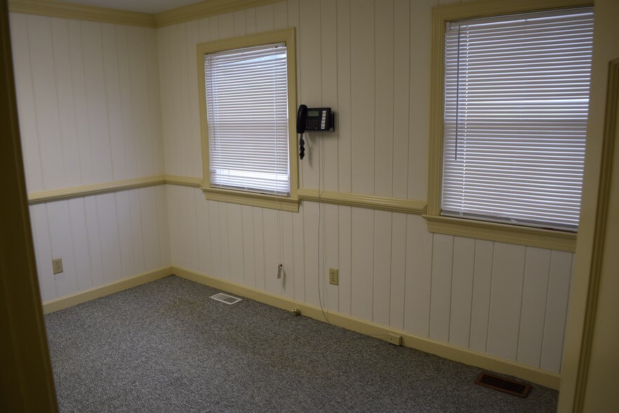 More Photos Of 13441 Warwick Blvd, Newport News Flex For Lease