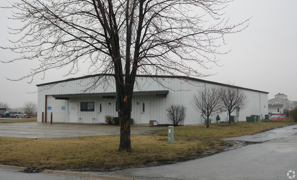 More Photos Of 34 Stonehill Rd, Oswego Warehouse For Lease