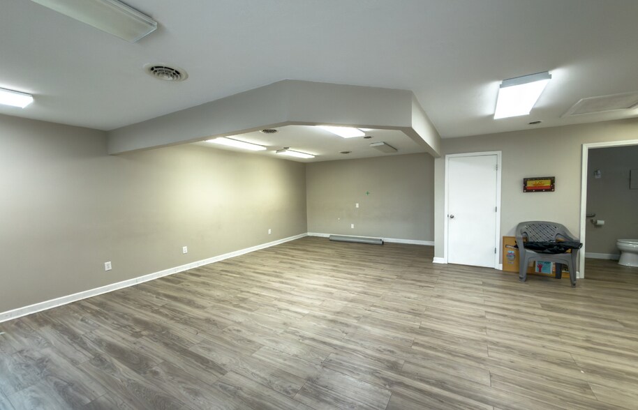 More Photos Of 221 S Maple St, Vinton Office For Lease