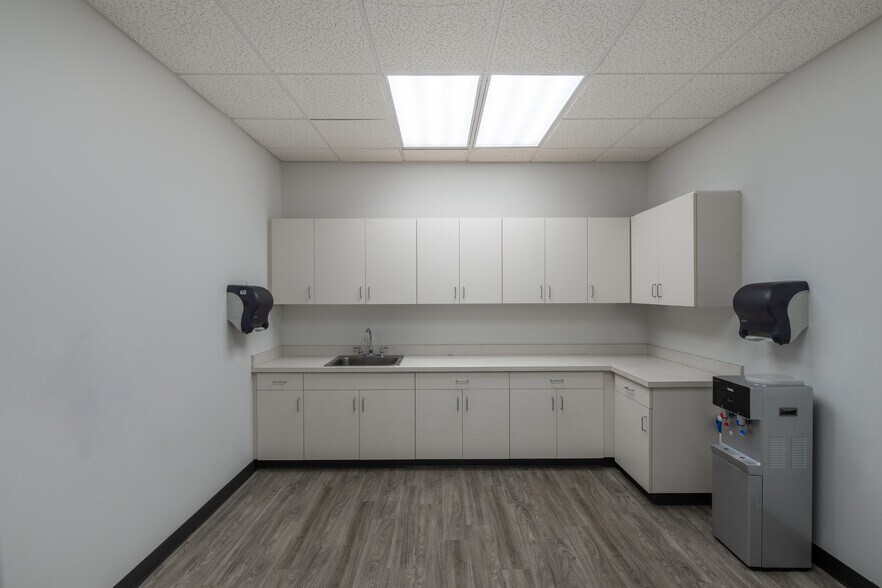More Photos Of 8801 Corporate Square Ct, Jacksonville Warehouse For Lease