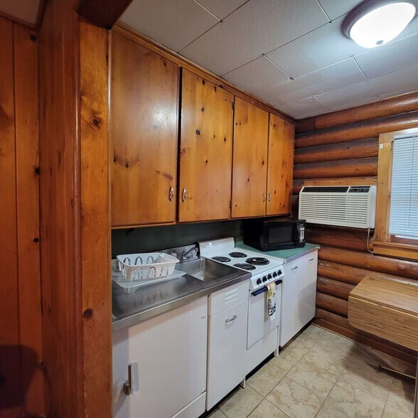 More Photos Of 711 2nd Ave SW, Quincy Hotel For Sale