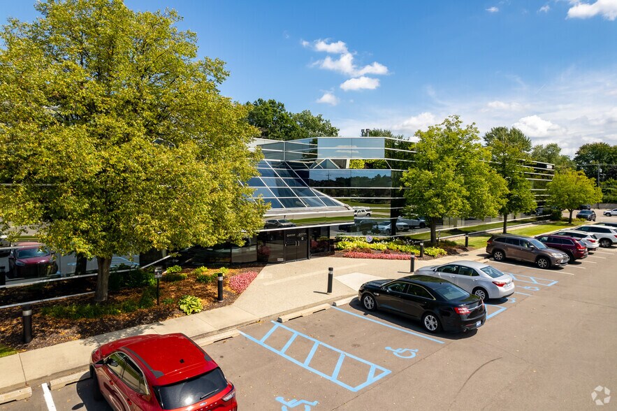 Primary Photo Of 32000 Northwestern Hwy, Farmington Hills Office For Lease