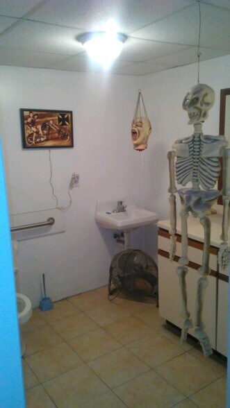 More Photos Of 11445 Van Dyke Ave, Detroit Auto Repair For Sale