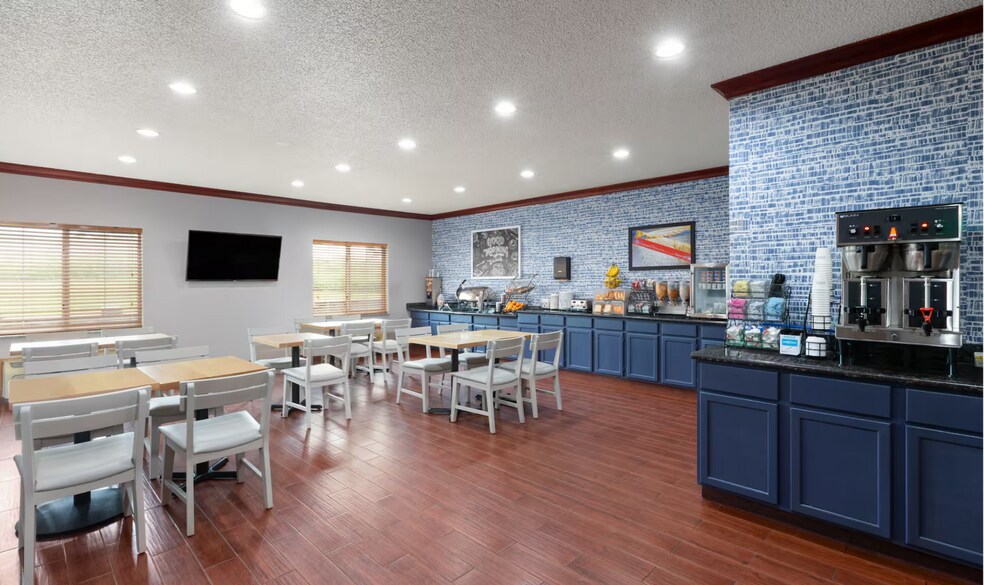 More Photos Of 2210 West St S, Grinnell Hotel For Sale