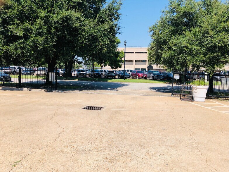 More Photos Of 2105 Jackson St, Houston Office For Lease