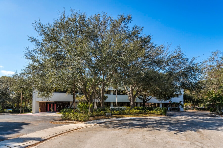 More Photos Of 4431 Embarcadero Dr, West Palm Beach Office For Sale