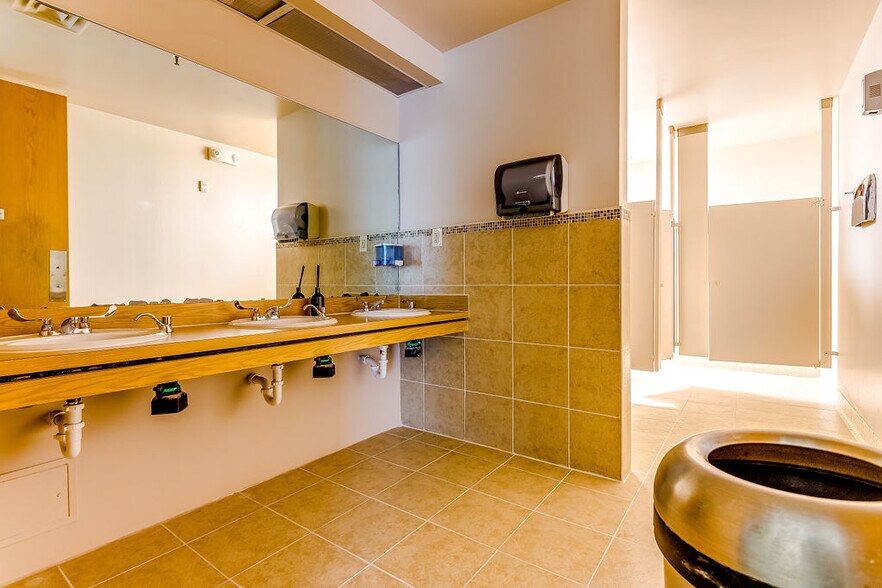 More Photos Of 2350 Valley View Ln, Dallas Loft Creative Space For Lease