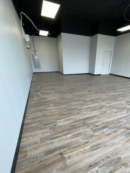 More Photos Of 7800 Broadview Rd, Parma Showroom For Lease