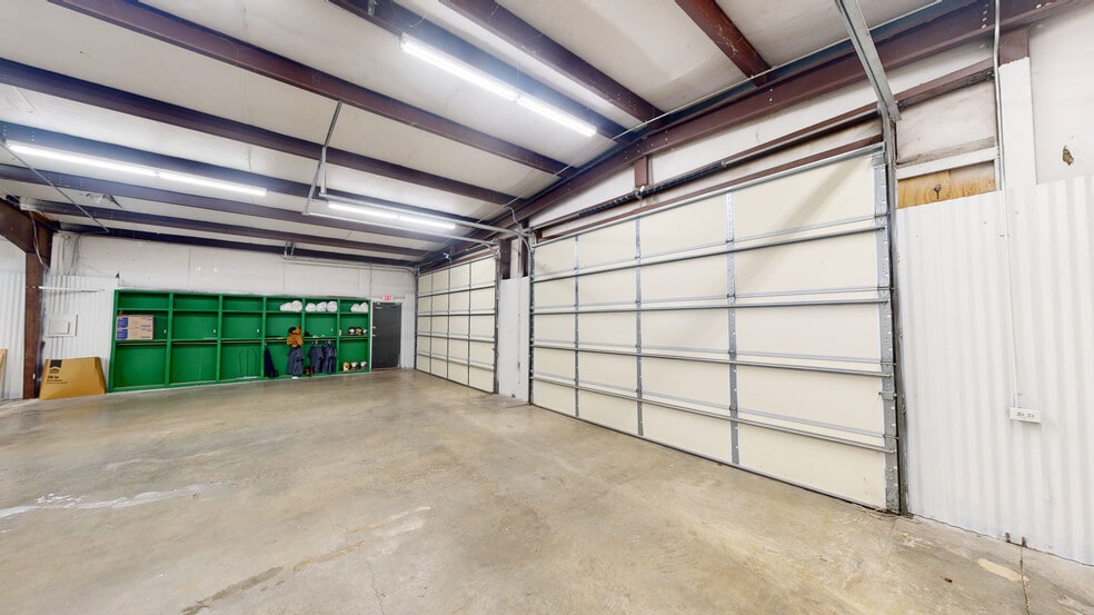 More Photos Of 1724 Acorn Dr, Rogers Warehouse For Lease