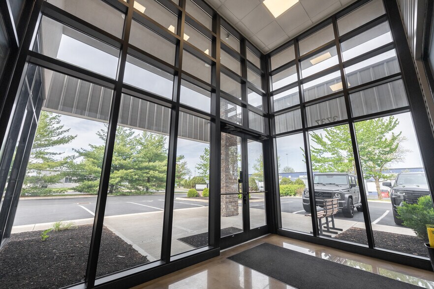 More Photos Of 3737-3757 Parkway Ln, Hilliard Showroom For Lease