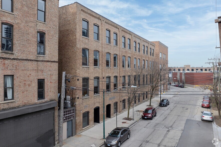 More Photos Of 811 W Evergreen St, Chicago Loft Creative Space For Sale