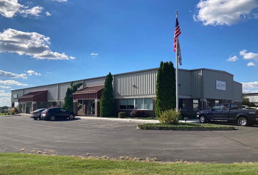 More Photos Of 4916-4920 Triangle St, McFarland Showroom For Lease