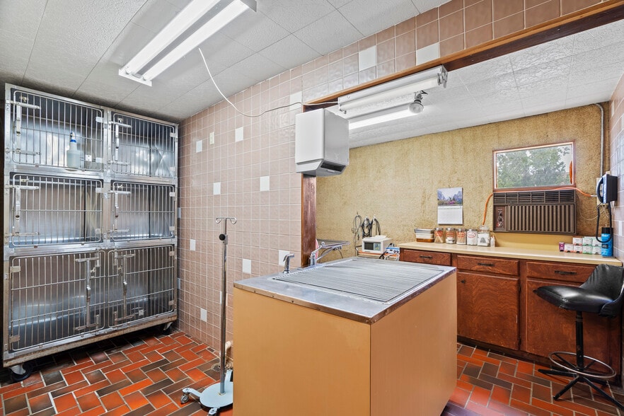 More Photos Of 1404 S B St, Henryetta Veterinarian Kennel For Sale