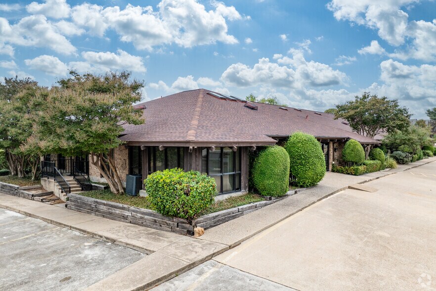 More Photos Of 1721 Cimarron Trl, Hurst Medical For Sale