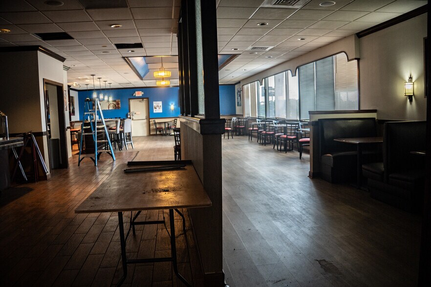 More Photos Of 2703 Ramada Rd, Burlington General Retail For Lease