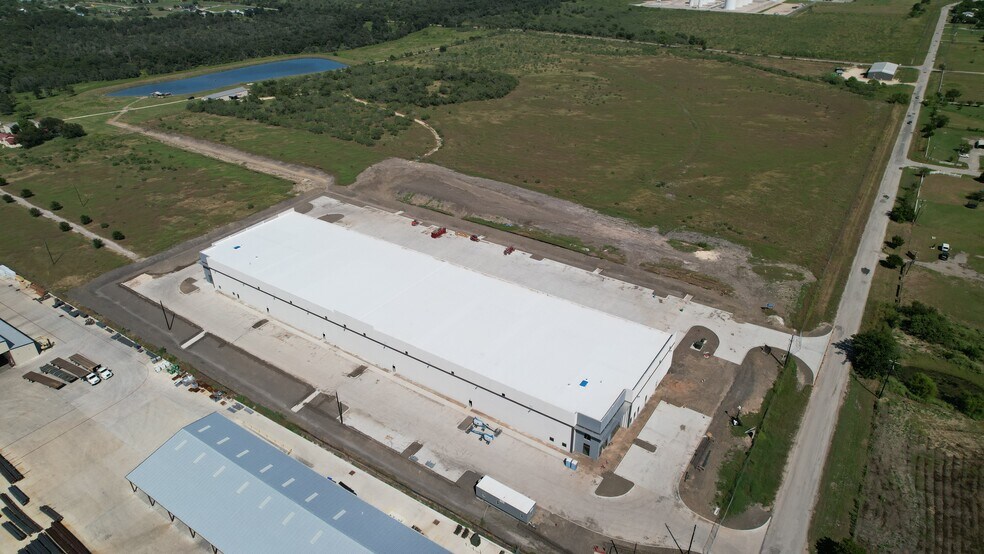 More Photos Of 633 E Lone Star Dr, Mustang Ridge Warehouse For Lease