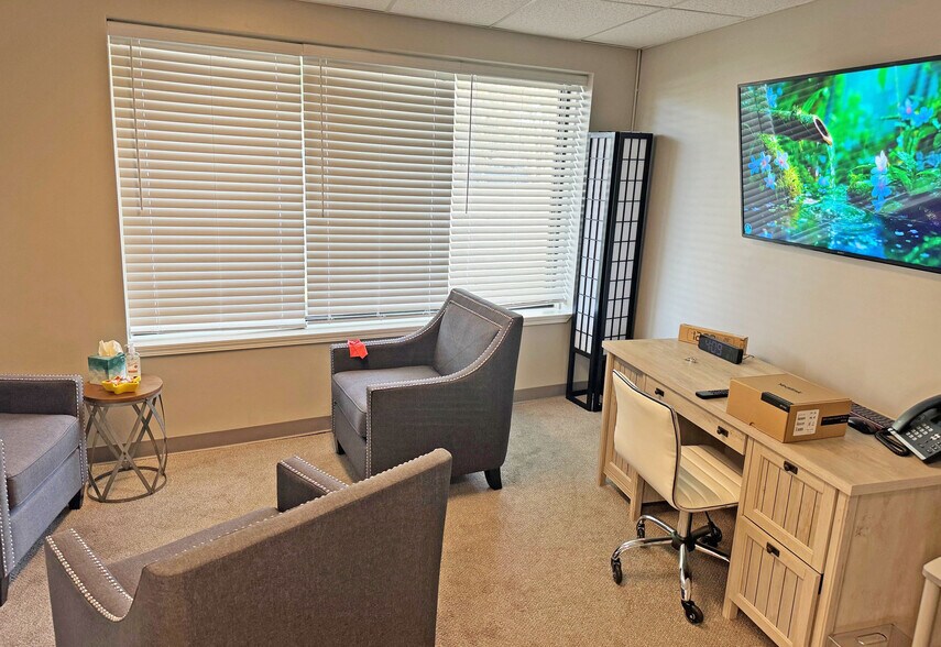 More Photos Of 20455 Mack Ave, Grosse Pointe Woods Storefront Retail Office For Lease