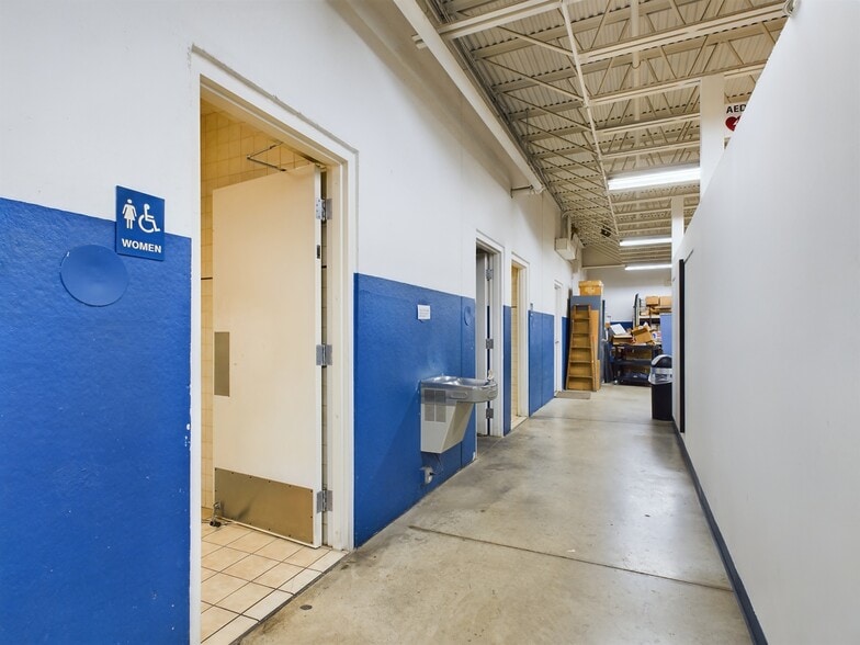 More Photos Of 585 Capital Dr, Lake Zurich Warehouse For Sale