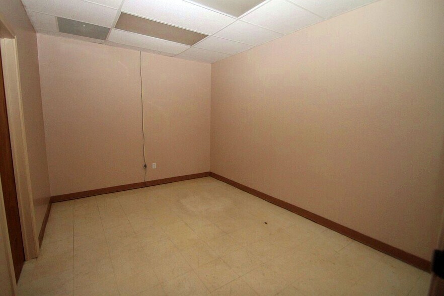 More Photos Of 382 W Main St, Raymondville Office For Sale