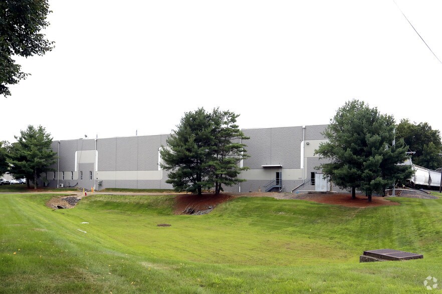 More Photos Of 5 Nicholas Ct, South Brunswick Warehouse For Lease