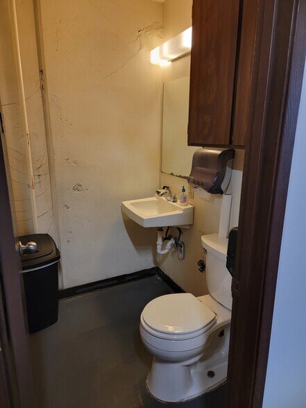 More Photos Of 532 Oregon Way, Longview Auto Repair For Lease