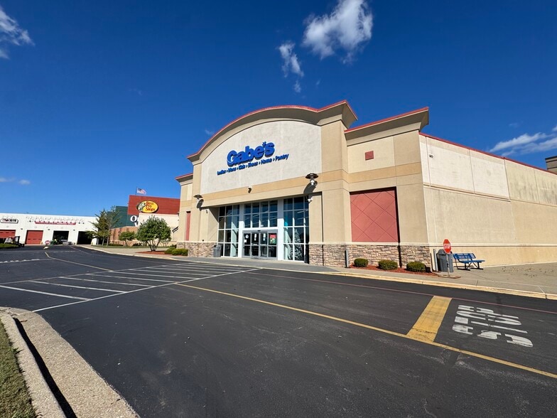 More Photos Of 951 E Lewis and Clark Pky, Clarksville Unknown For Lease