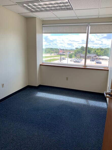 More Photos Of 1580 Mid Valley Dr, De Pere Office For Sale