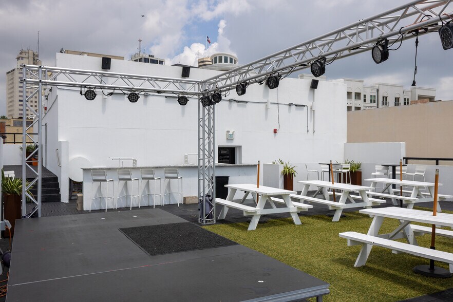 More Photos Of 326 N Chaparral St, Corpus Christi Freestanding For Lease